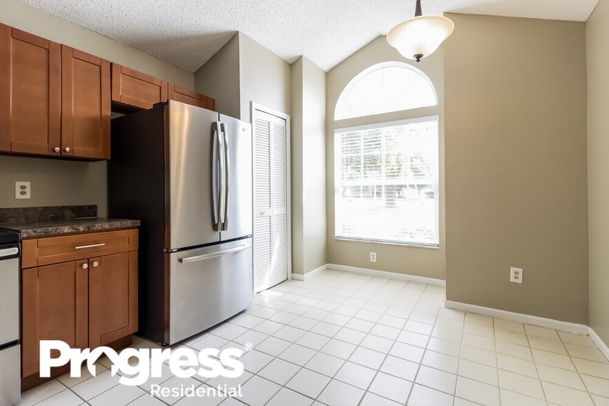 Building Photo - 637 Silver Birch Pl