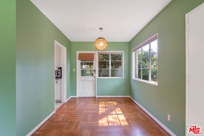 Building Photo - 5116 Village Green