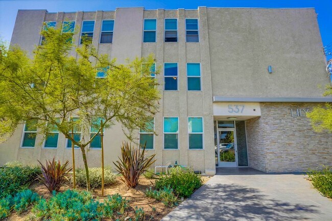 Building Photo - 537 E Hyde Park Blvd