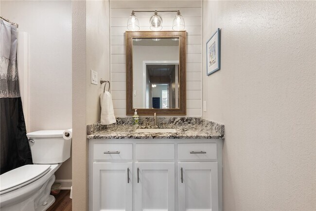Building Photo - 2907 Broadmoor Dr