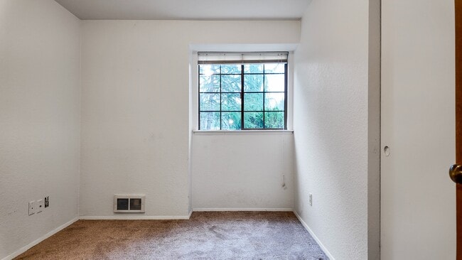 Building Photo - Bright 3-Bed Bothell Home with Attached Garage, Cozy Fireplace, and Private Garden Oasis