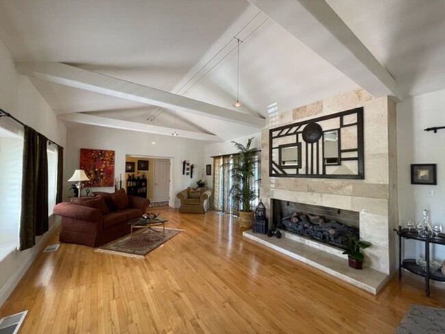 Building Photo - Gorgeous updated single level home in S.Wa...