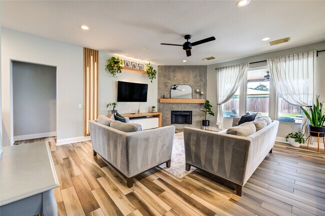 Building Photo - 6206 Clear Canyon Dr