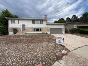Building Photo - Fabulous bi level home in Vista Grand Terrace