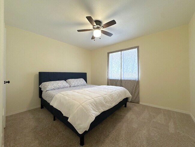 Building Photo - East El Paso 4 bed Refrig A/C close to Park!