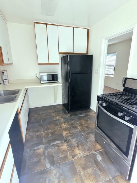 Complete Kitchen - 3960 Haines St