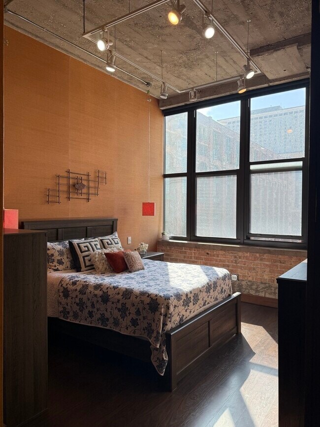 Building Photo - 320 E 21st St