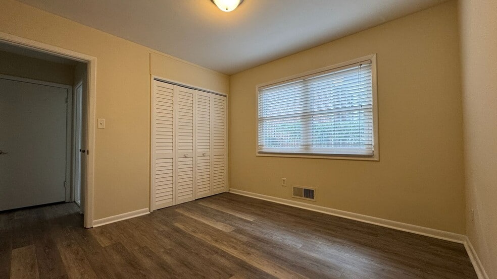 Building Photo - 3668 Kingsboro Rd NE