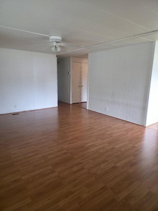 Building Photo - 2 BEDROOM 2 BATHROOM ON THE GOLF COURSE