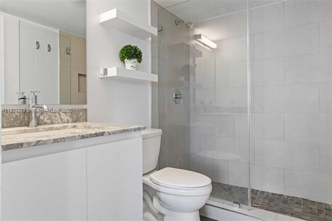 Building Photo - 540 Brickell Key Dr