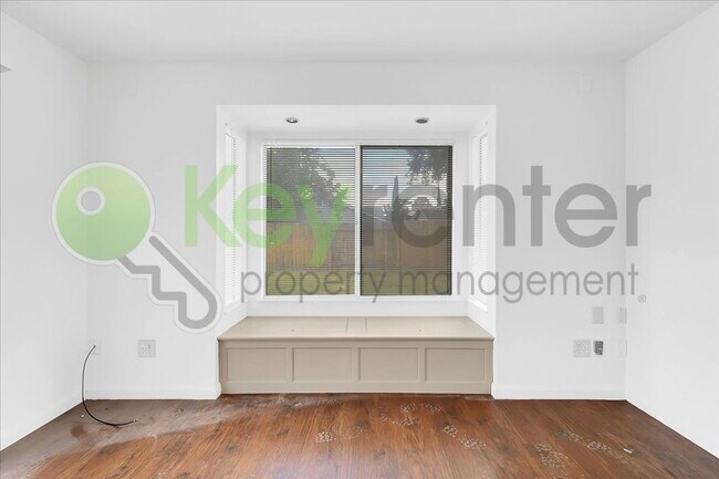 Building Photo - 10 Dempster Ct