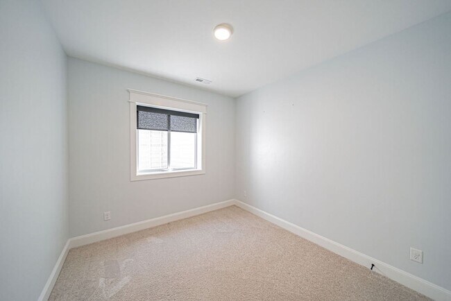 Building Photo - Stunning 5-Bed, 3-Bath Home in a Desirable...