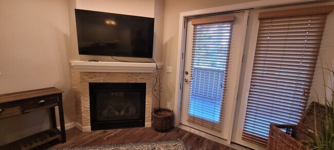 Building Photo - Monterra Delight on Main floor fully furni...