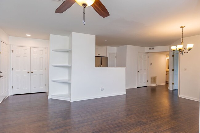 Building Photo - Gorgeous modern Main Level 2 bedroom 2 bat...