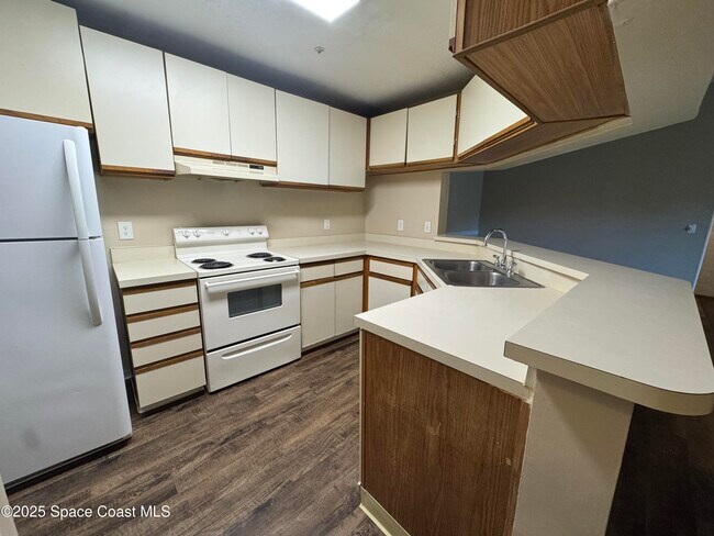 Building Photo - 7667 N Wickham Rd