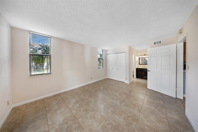 Building Photo - 941 Lyons Rd