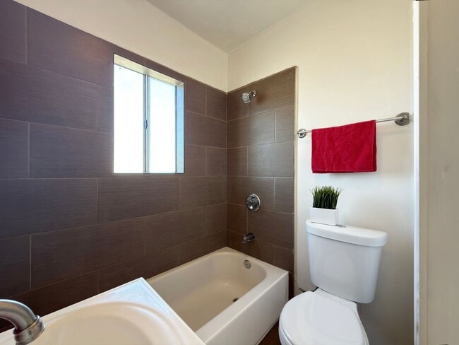 Building Photo - **2255 Linden Ave Long Beach** Downstairs 1 bedroom 1 bath !!2 weeks free OAC!!