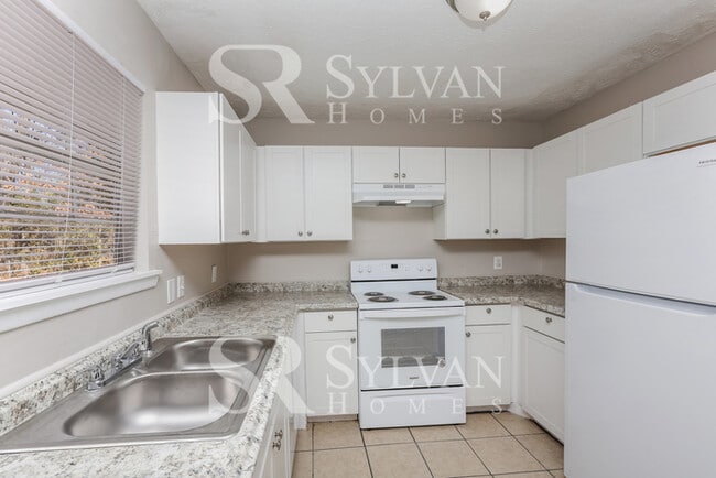 Building Photo - Enjoy one-level living in this 3 bedroom, 2 bathroom ranch-style home