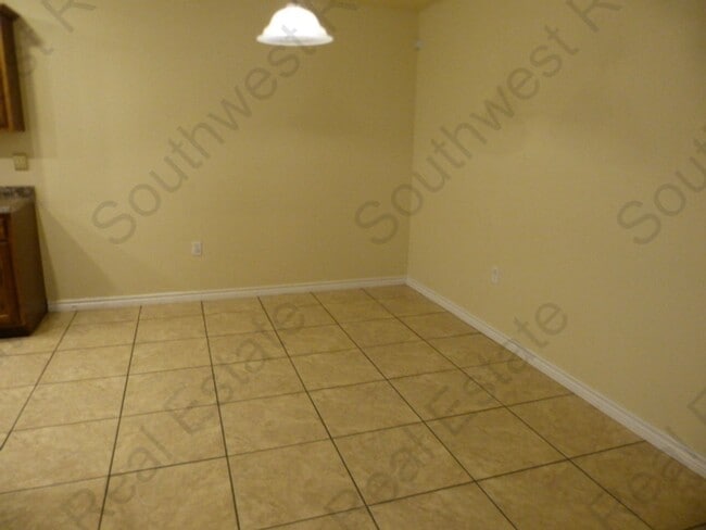 Building Photo - Spacious and updated 3 Bedroom 2 bathroom ...