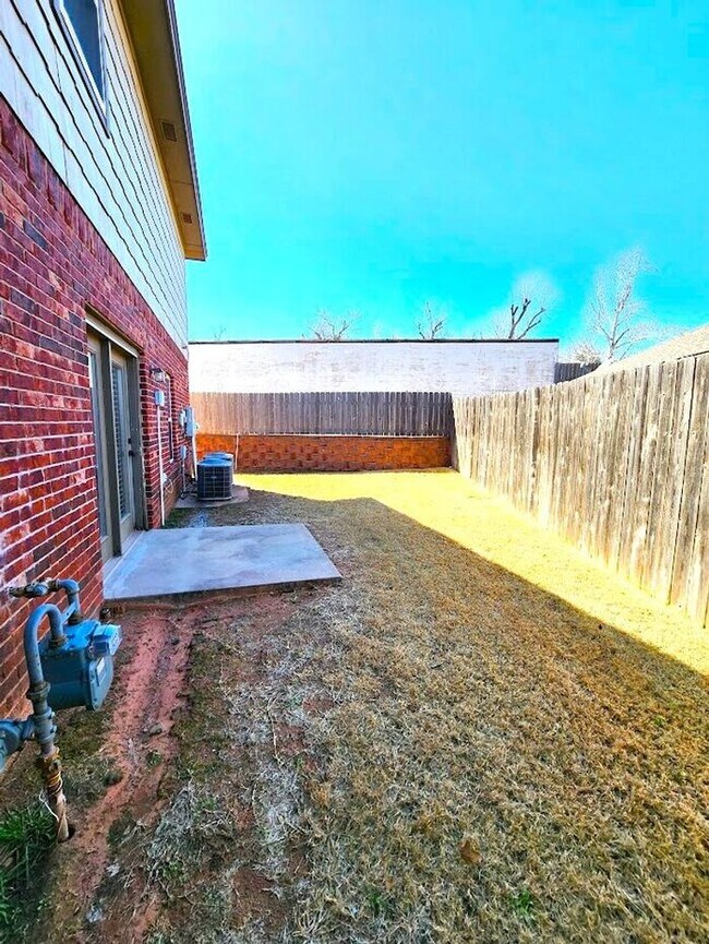 Building Photo - 4 Bed 2 Bath 2 Car Duplex in the Oxford Park Addition in Edmond
