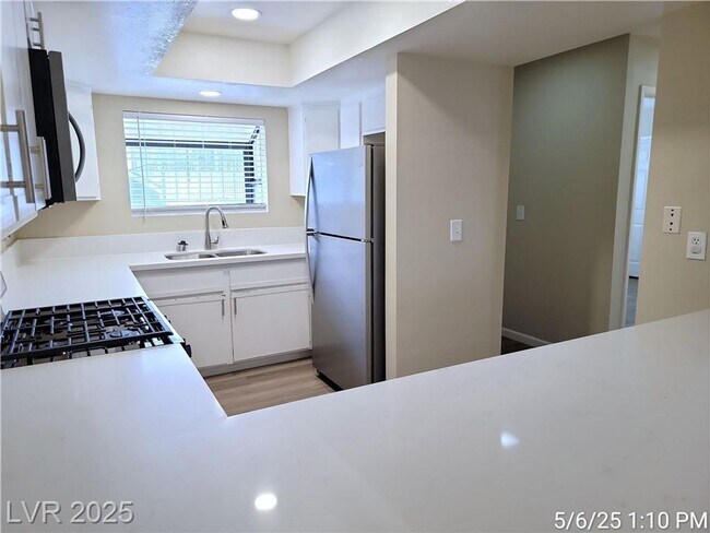 Building Photo - 1ST FLOOR UNIT IN HEART OF GREEN VALLEY!!