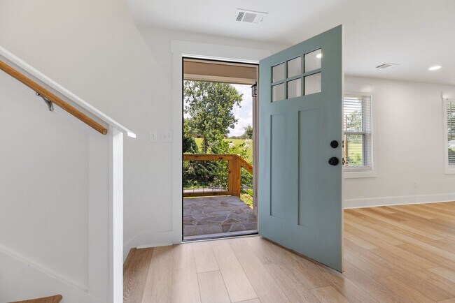 Building Photo - Four Bedroom Four Bath Home