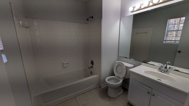 Building Photo - 1462 Shenta Oak Dr