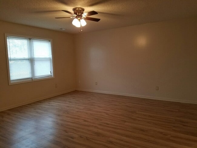 Building Photo - 207 Springvale St