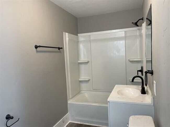 Building Photo - 312 Broad St