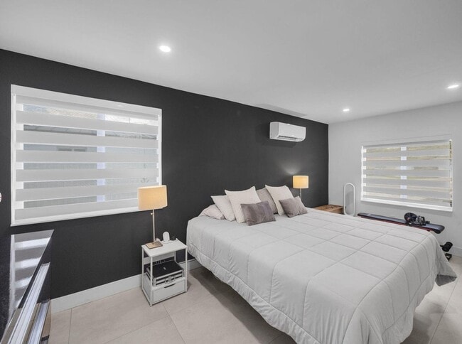 Building Photo - 520 NE 135th St