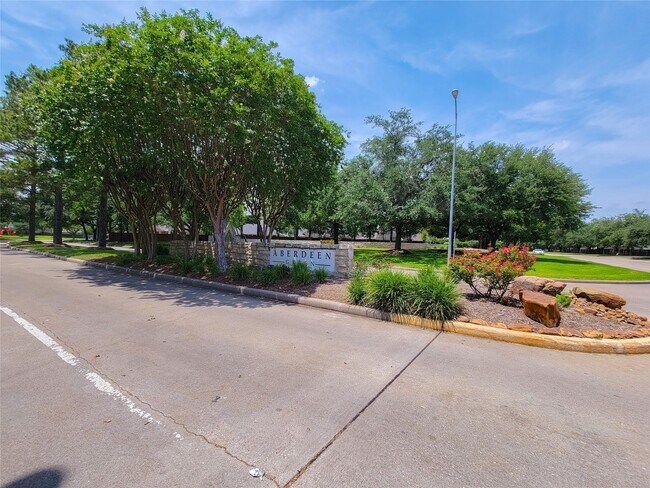 Building Photo - 9202 Aberdeen Lake Dr