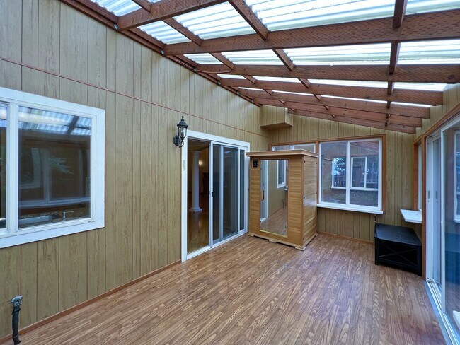 Building Photo - NE Tacoma - Large 3 bedroom 2.5 bathroom w...