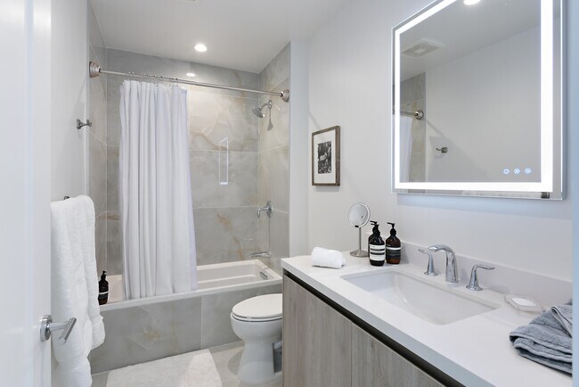 Building Photo - 485 E Royal Palm Rd