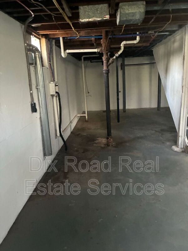 Building Photo - 3221 W Riverview Ave