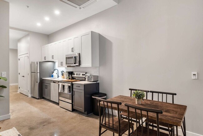 Building Photo - 205 W 4th St