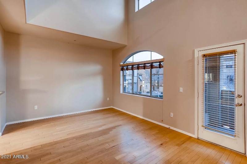 Building Photo - 2402 E 5th St