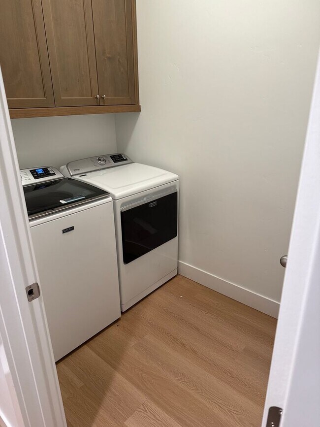 Building Photo - Beautiful 3 Bed 2 Bath Home with Community Pool: Available Now!!