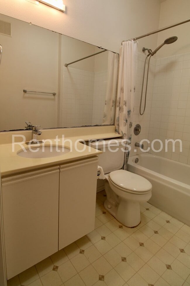Building Photo - 10921 Sabre Hill Dr