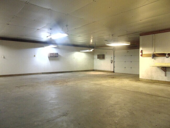 Building Photo - Fayette Family Farm House!