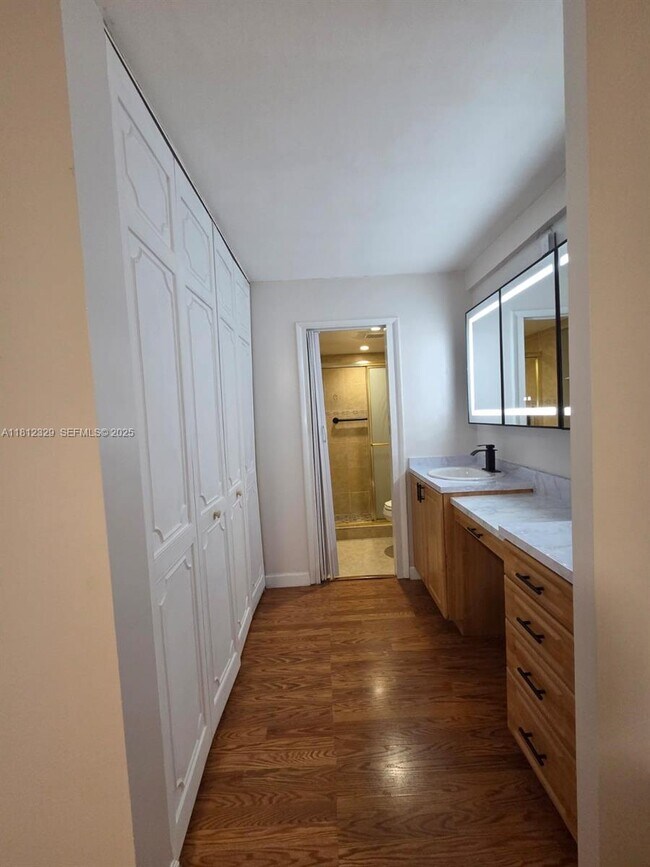 Building Photo - 3750 Inverrary Dr