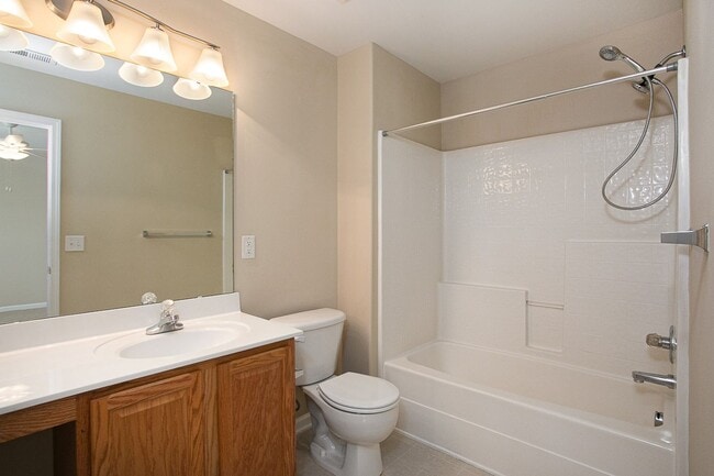 Building Photo - 3 bedroom home with large, fenced backyard convenient to RTP!