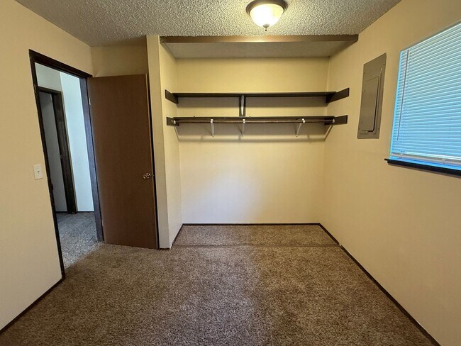 Building Photo - 925 Gellatly St