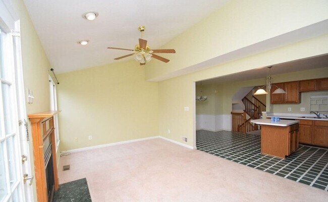Building Photo - Beautiful Townehome - Lees Hill Community
