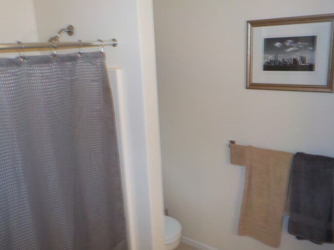 Building Photo - 3 bed, 2 bath house