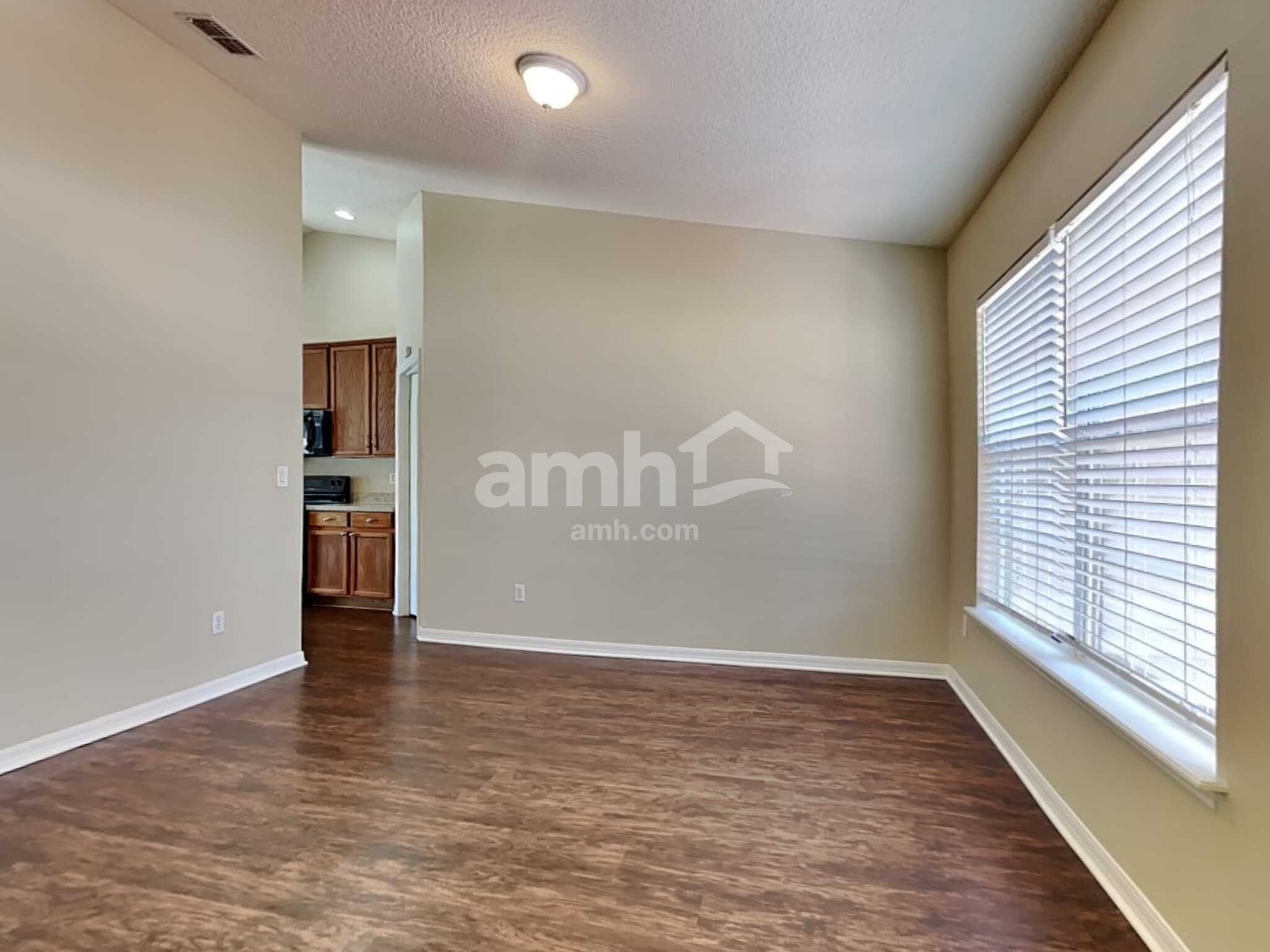 Building Photo - 10235 Meadow Pointe Dr