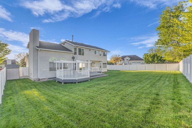 Building Photo - 5BR Sandy Home w/ NEW Flooring, Huge Basement & Large Backyard
