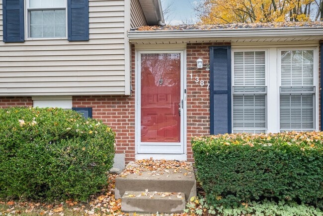Building Photo - Inviting home with private fenced yard for pets