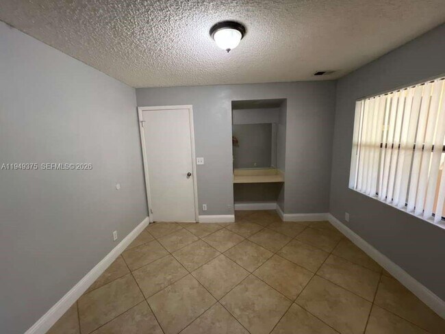 Building Photo - 9999 Summerbreeze Dr