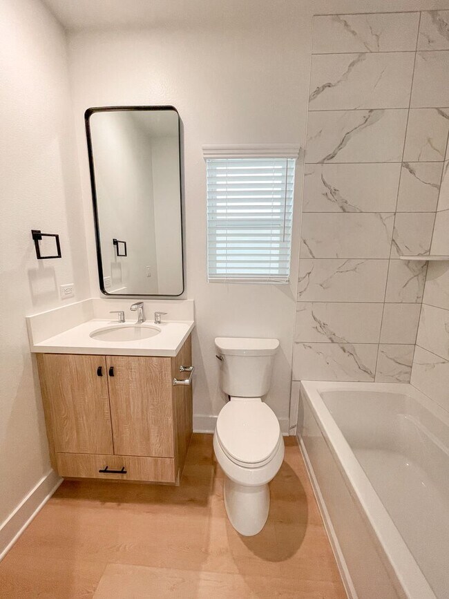 Building Photo - 204 18th St