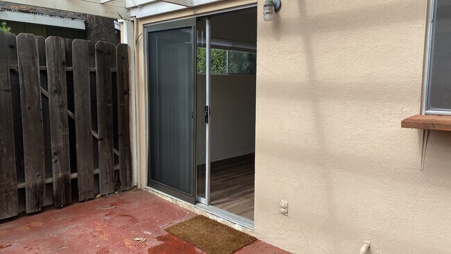 Building Photo - 770 E Mariposa St